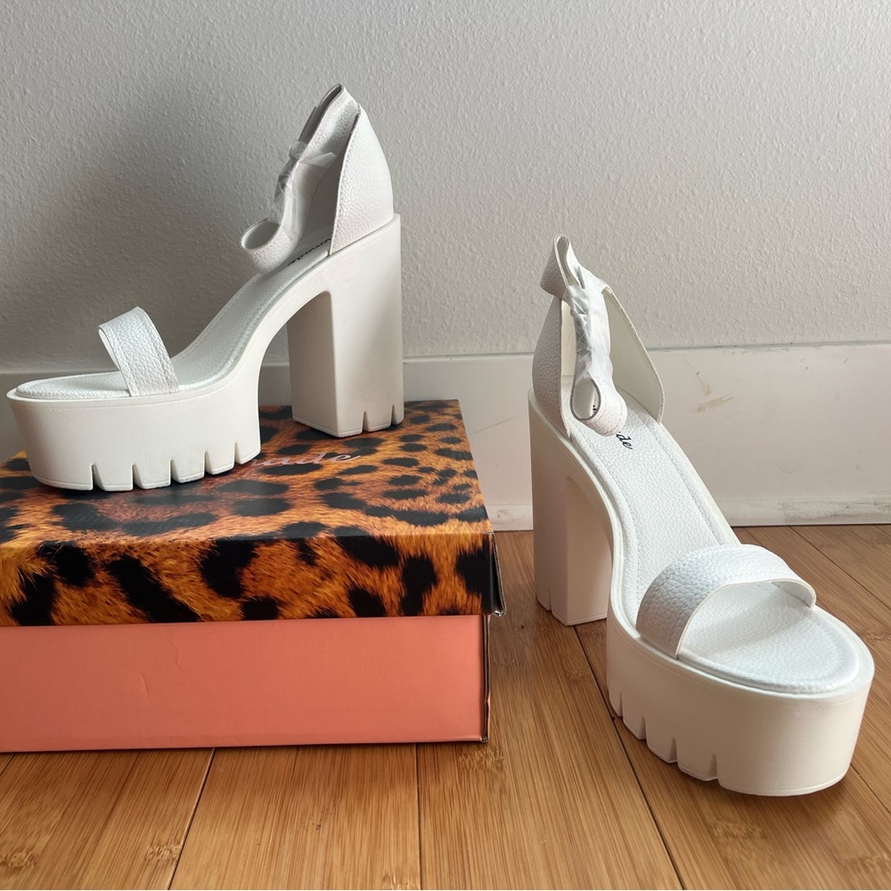 AKIRA lemonade White Platform Sandals